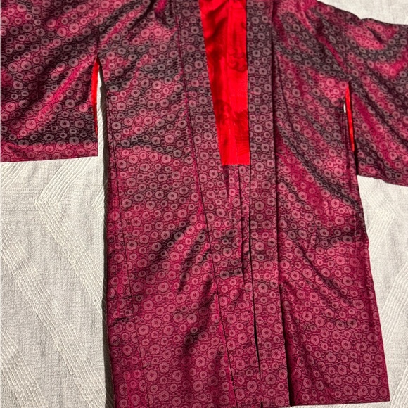 Elegant Red Kimono with Patterned Design - Picture 2 of 5
